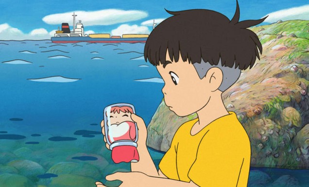 Ponyo na litici kraj mora